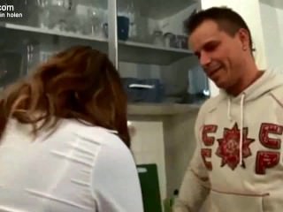 Sexgierige Hausfrau fickt vor Geilheit Ihren Besuch